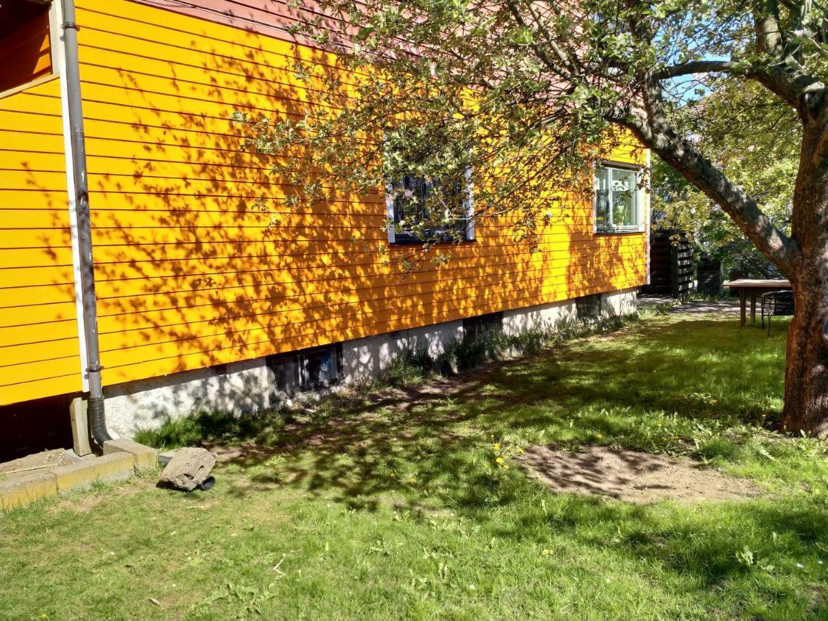 Renovated Semi- Basement 2 Bedrooms Furnished Apartment - Close To Everything In Moss Exterior photo