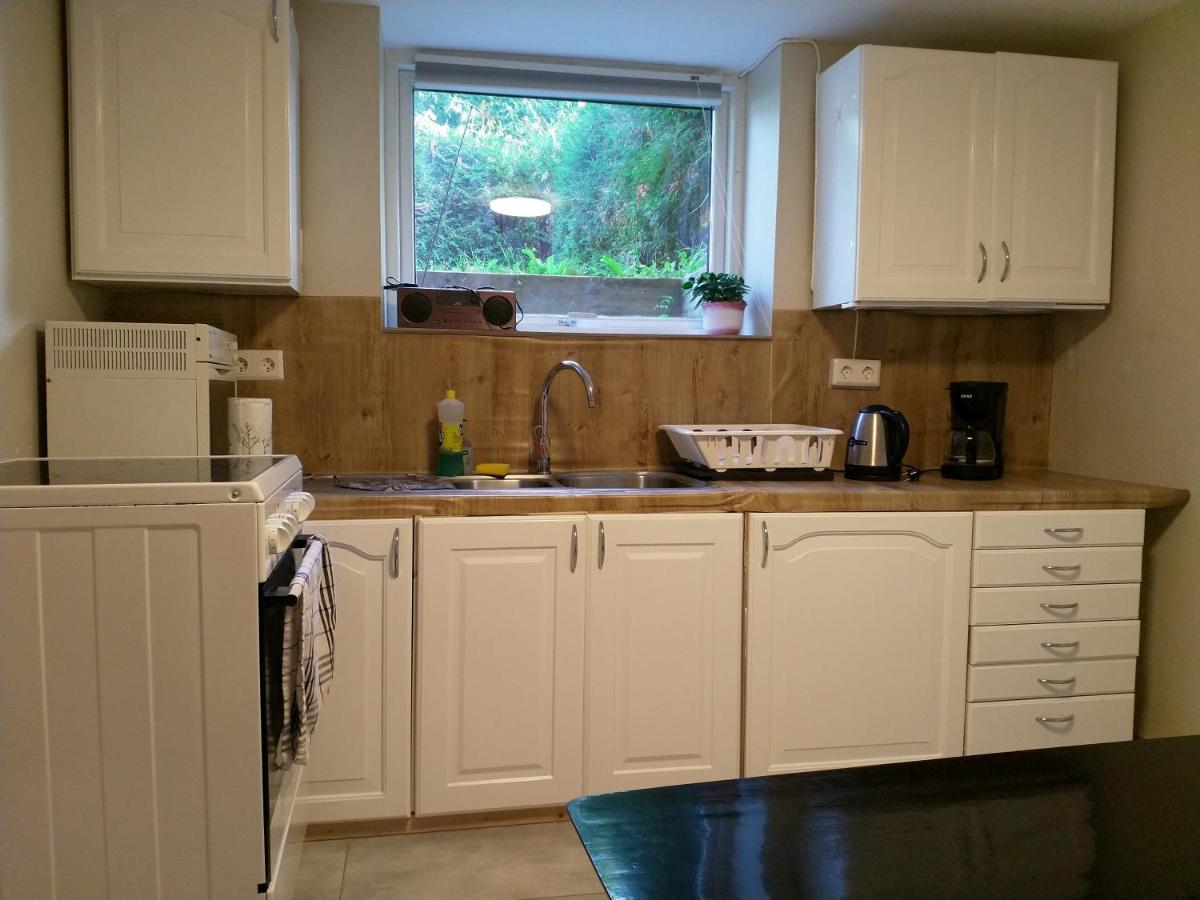 Renovated Semi- Basement 2 Bedrooms Furnished Apartment - Close To Everything In Moss Exterior photo