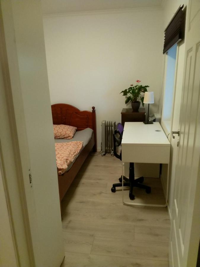 Renovated Semi- Basement 2 Bedrooms Furnished Apartment - Close To Everything In Moss Exterior photo