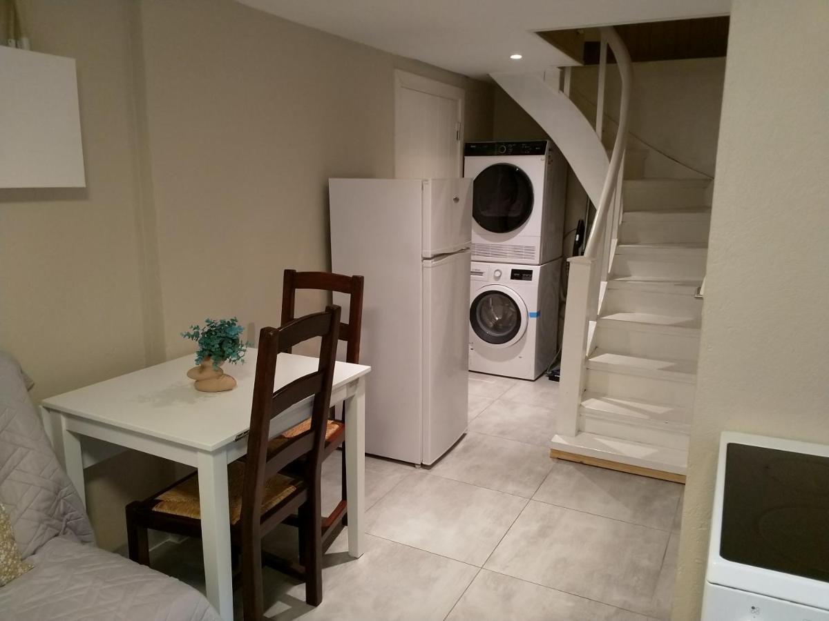 Renovated Semi- Basement 2 Bedrooms Furnished Apartment - Close To Everything In Moss Exterior photo
